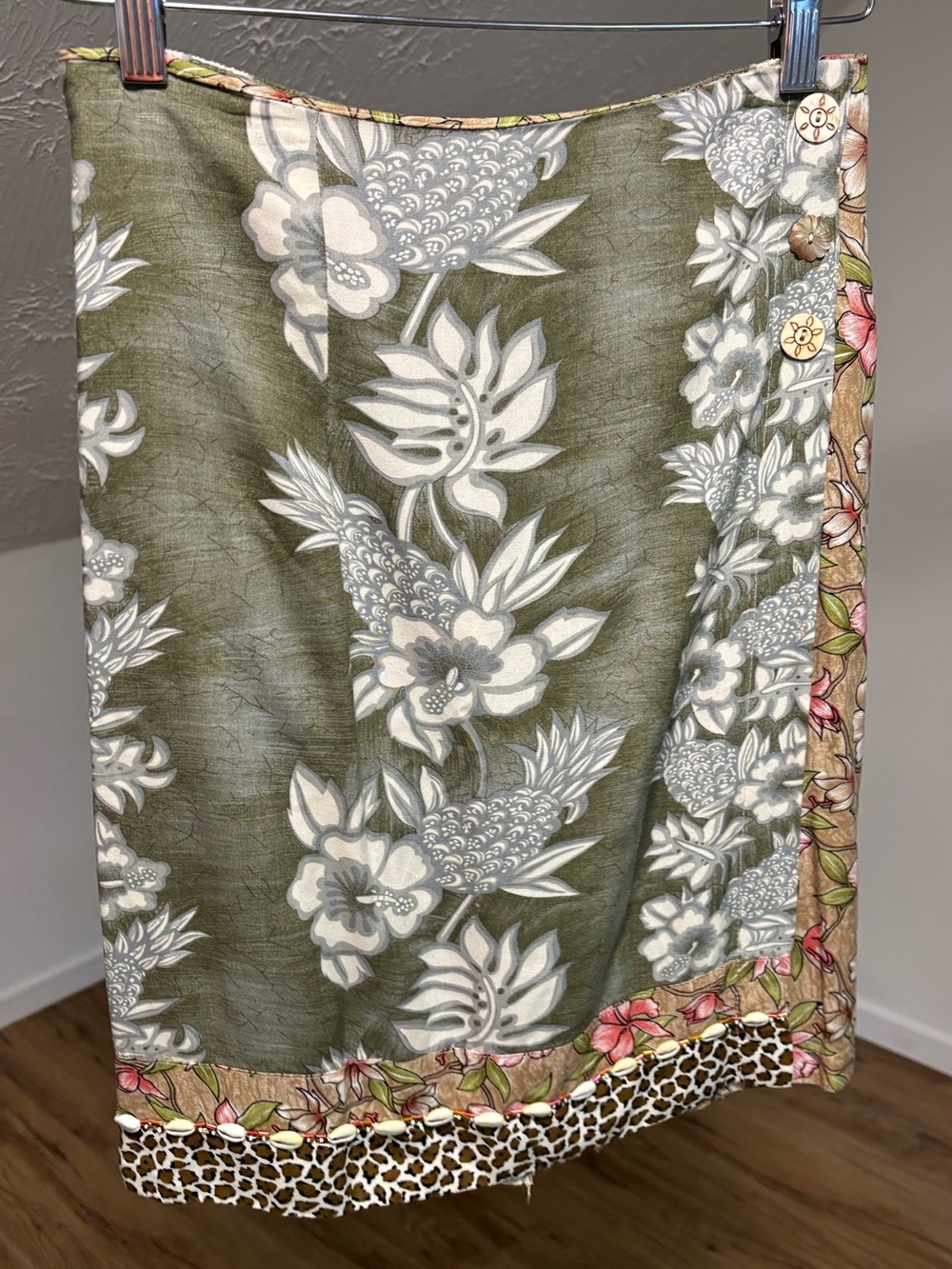 Faith by Celia Forrester Hawaiian skirt with shells, size medium